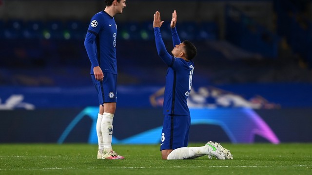 Thiago Silva ajoelha e celebra ao fim do jogo: zagueiro está novamente na final da Champions