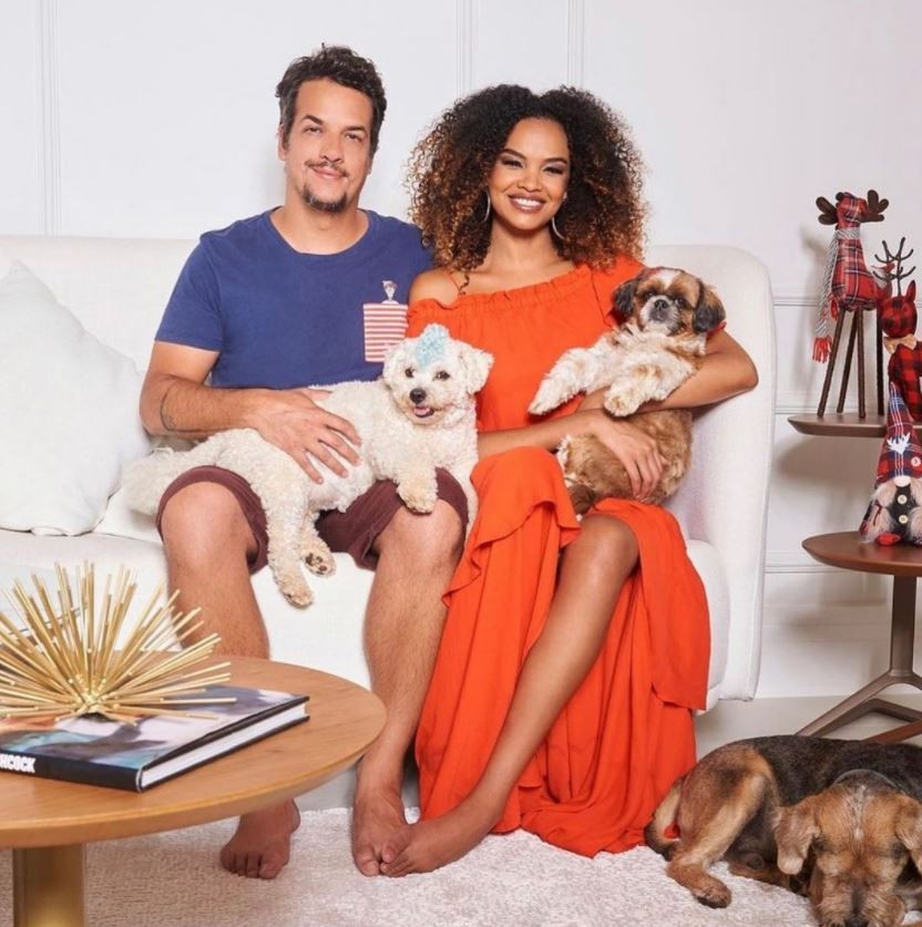 Lucy Ramos posou ao lado do marido Thiago Luciano e dos seus três cachorros, os quais é tão apegada que chama de 'filhos peludos' (Foto: Instagram / @lucyramos)