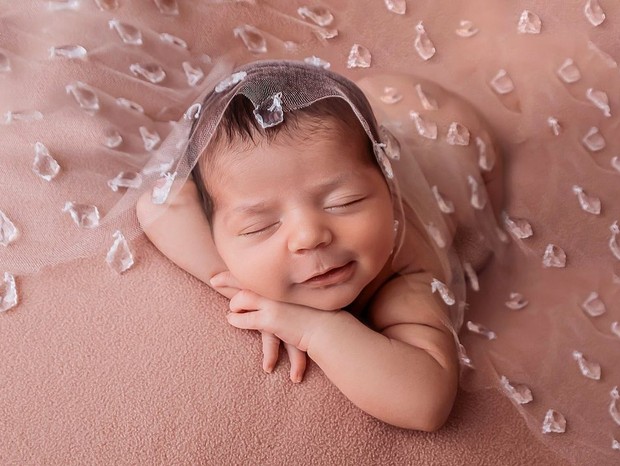 Malu, filha recém-nascida de Vivian Amorim e Leo Hirschmann, em ensaio fotográfico (Foto: Andreia Costa)