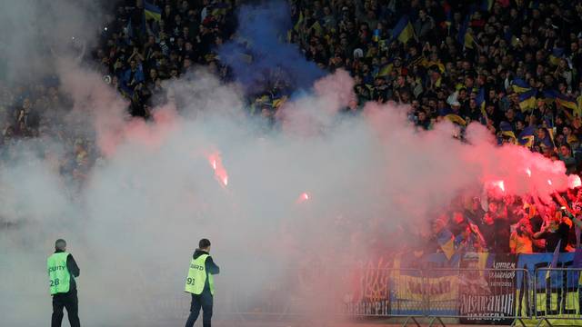 Sinalizadores da torcida da Ucrânia levam fumaça para o campo no jogo contra Portugal