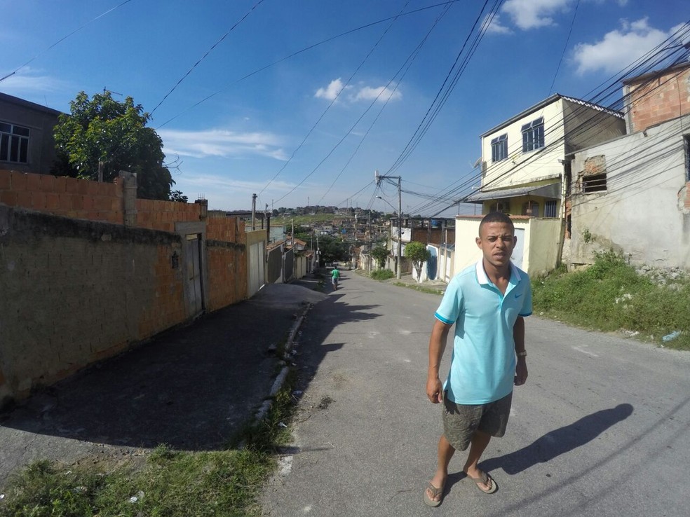 Luizinho no bairro onde mora, em Nilópolis, Baixada Fluminense (Foto: Felipe Schmidt)