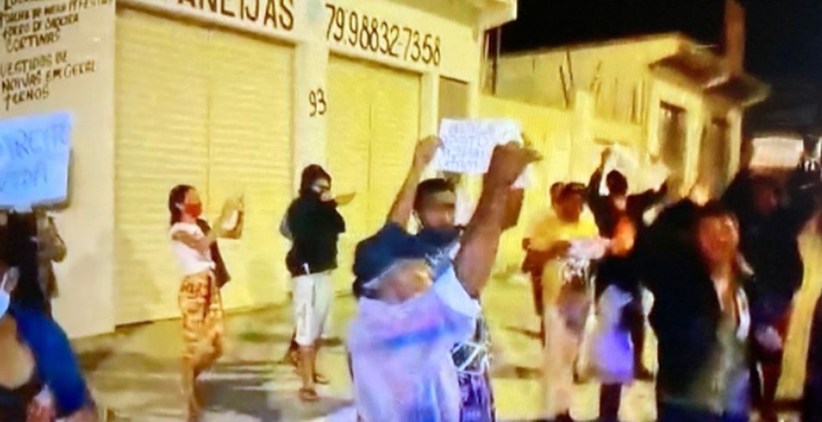 Moradores de Canindé de São Francisco protestam contra a morte de criança vítima de disparo por