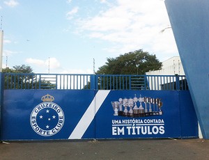 Portão da Toca da Raposa II, centro de treinamentos do Cruzeiro (Foto: Divulgação / Cruzeiro)
