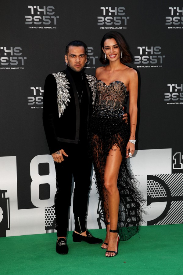 LONDON, ENGLAND - SEPTEMBER 24:  Dani Alves of Paris Saint-Germain (L) and Joana Sanz arrive on the Green Carpet ahead of The Best FIFA Football Awards at Royal Festival Hall on September 24, 2018 in London, England.  (Photo by Julian Finney/Getty Images) (Foto: Getty Images)