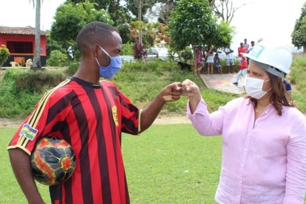 Prefeita Célia Sales descumpre recomendações de evitar contato em meio à pandemia do novo coronavírus — Foto: Prefeitura de Ipojuca/Divulgação