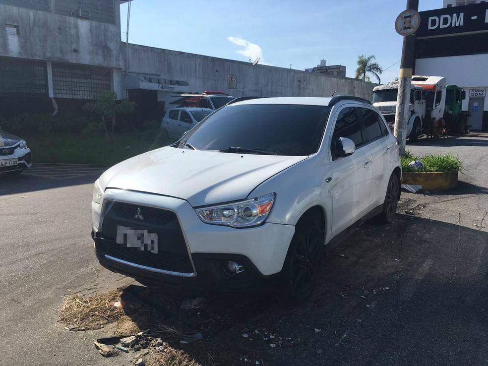 Carro que atropelou bombeiro foi apreendido na Delegacia Sede de Praia Grande, SP &mdash; Foto: Solange Freitas/G1