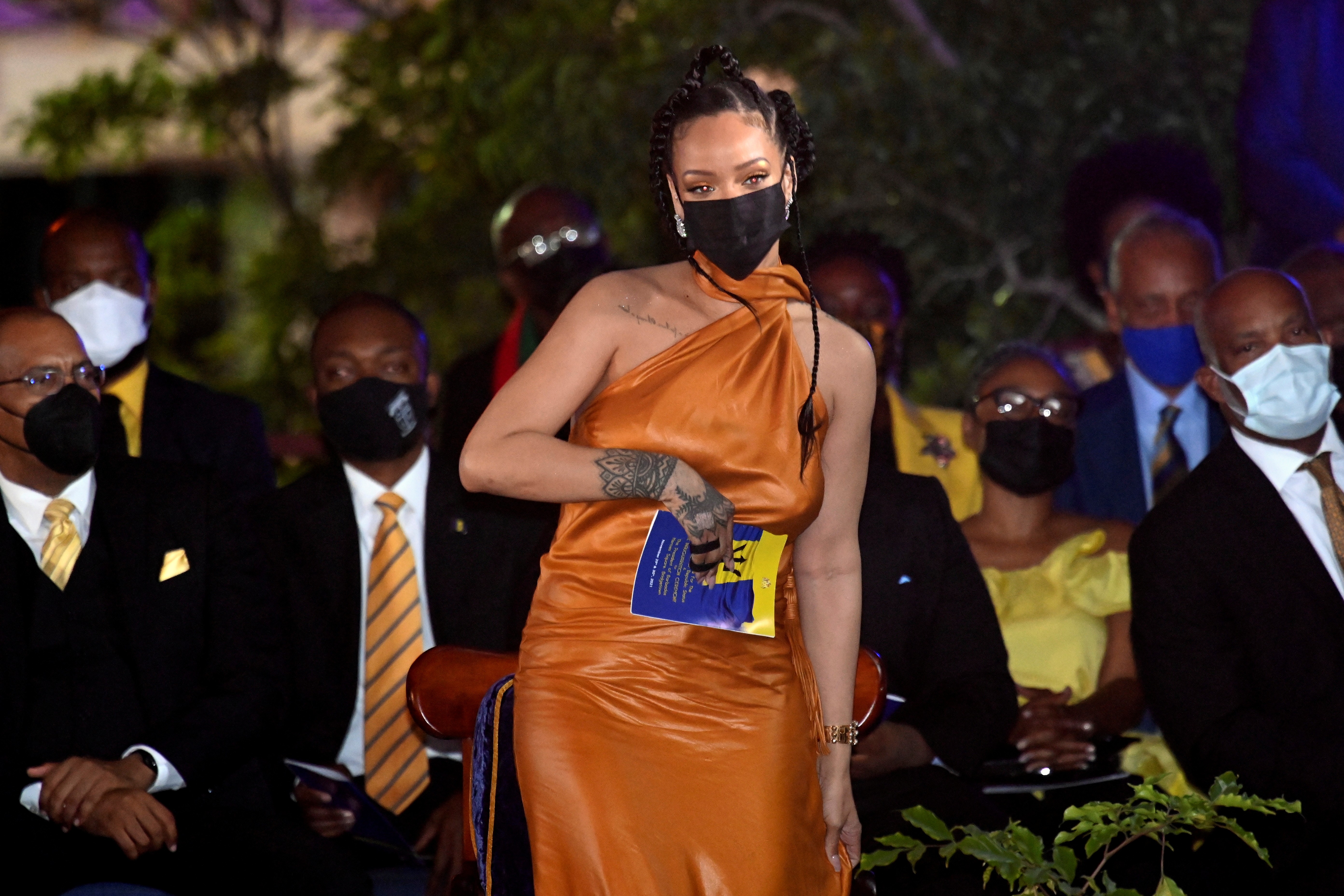 BRIDGETOWN, BARBADOS - NOVEMBER 30: Rihanna, honored as a National Hero, attends the Presidential Inauguration Ceremony at Heroes Square on November 30, 2021 in Bridgetown, Barbados. The Prince of Wales arrived in the country ahead of its transition to a  (Foto: Getty Images)