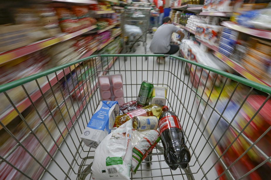 Com preço alto dos alimentos, carrinho dos brasileiros fica cada vez mais vazio