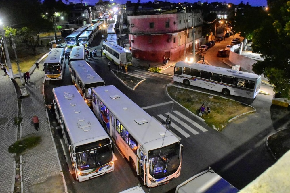 Paralisação dos ônibus em Natal, Viaduto do Baldo, protesto motoristas — Foto: Pedro Vitorino