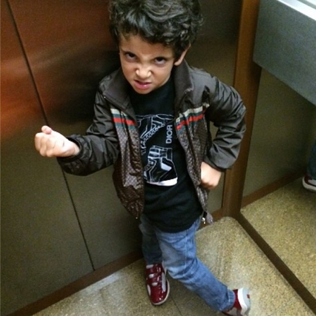 Filho do Marcos Mion faz pose no elevador (Foto: Instagram)