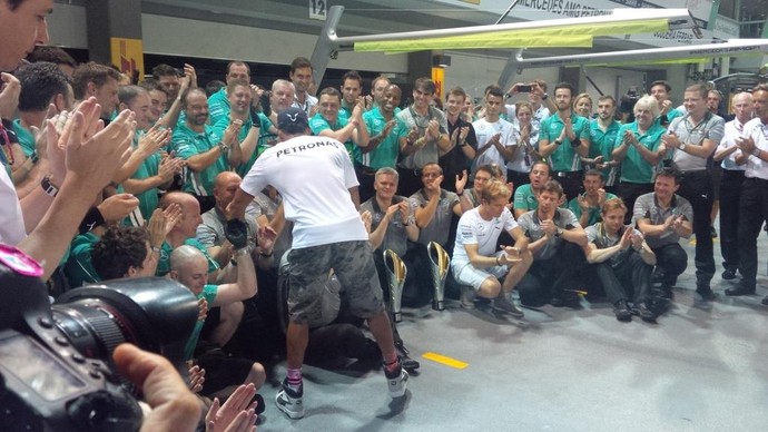 hamilton recebe aplausos e rosberg não fica contente cingapura 21/9/2014 (Foto: Reprodução/Twitter da Mercedes)