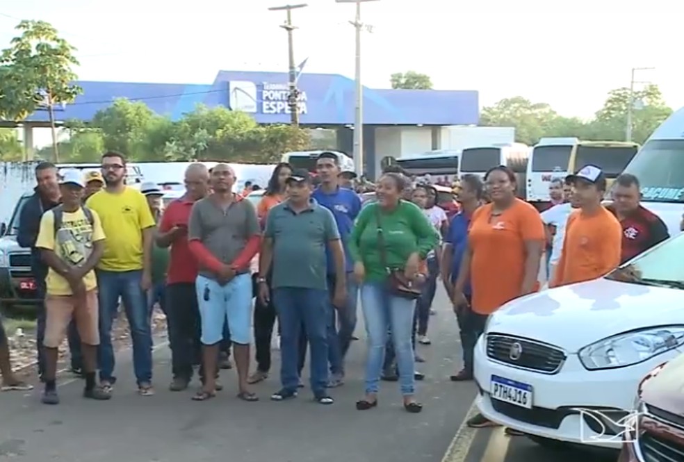 Trabalhadores de cooperativas de vans fazem protesto em terminais de ferryboat no Maranhão — Foto: Reprodução/ TV Mirante