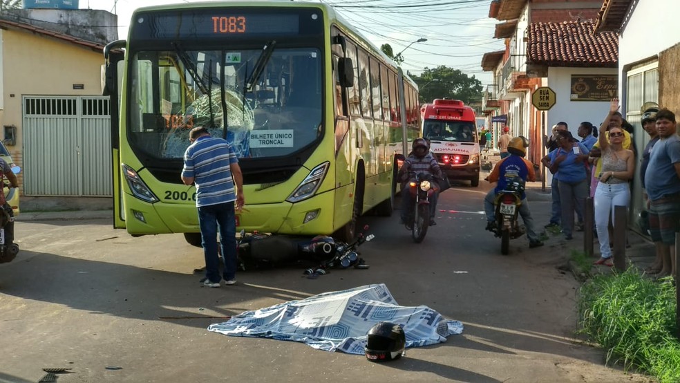 ApÃ³s o impacto, a motocicleta foi parar embaixo do Ã´nibus envolvido no acidente em SÃ£o LuÃ­s â€” Foto: Douglas Pinto/TV Mirante