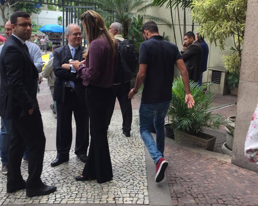 Momento em que Gustavo Scarpa deixa o prédio do TRT-RJ (Foto: Felipe Siqueira)