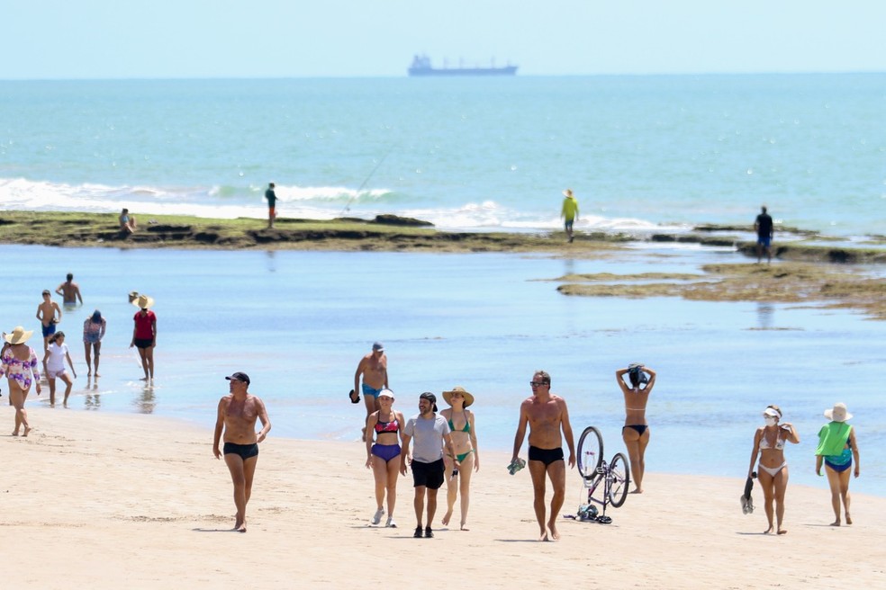População caminha na praia de Boa Viagem, na Zona Sul do Recife, neste domingo (14) — Foto: Marlon Costa/Pernambuco Press