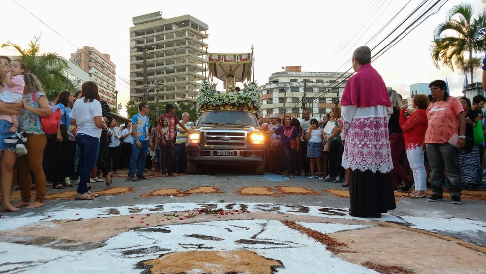 Paradas durante a procissão de Corpus Christi, em Maceió, eram realizadas para momentos reflexivos — Foto: Matheus Tenório/G1