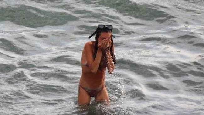 Mulher emergiu da água como se estivesse se banhando num dia comum (Foto: Reprodução CEN/Facebook)