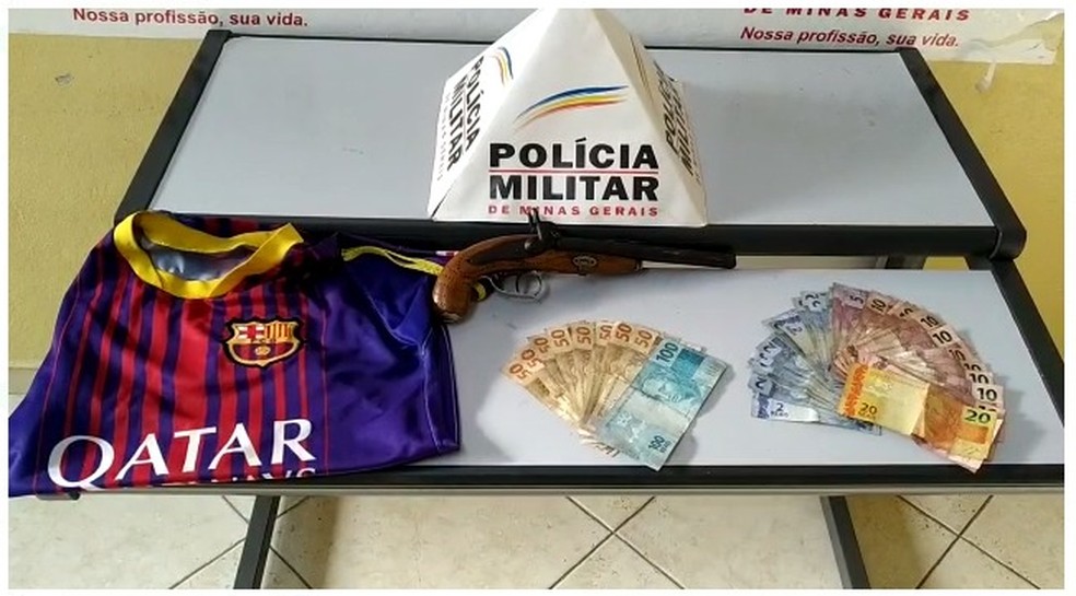Pol&iacute;cia apreendeu dinheiro e arma de fogo em Marilac  &mdash; Foto: Pol&iacute;cia Militar/Divulga&ccedil;&atilde;o