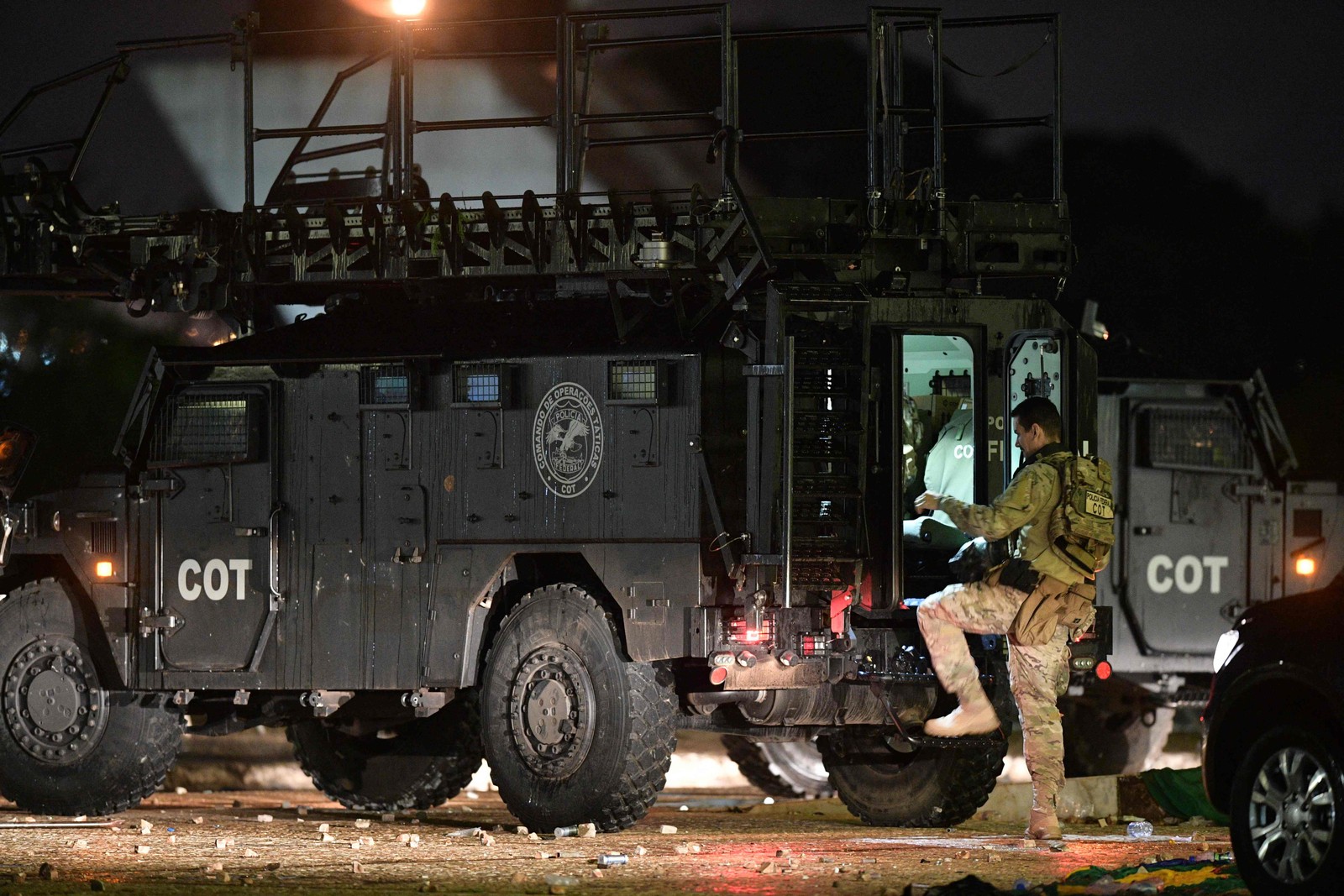 Comando de Operações Especiais (COT) da PF trabalha na STF durante madrugada depois de intento golpista de bolsonaristas — Foto: Carl de Souza/AFP