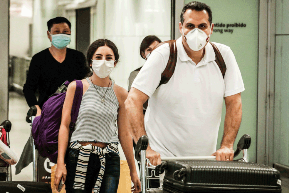 Passageiros do voo da Air China, vindo de Beijing, desembarcam no aerporto Internacional de Guarulhos, usando mascara de proteção devido ao vírus Coronavírus, nesta quinta feira (30) — Foto: Fepesil/Estadão Conteúdo