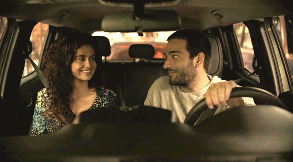 Érica (Nanda Costa) e Sandro (Humberto Carrão) não conseguem disfarçar a paixão em 'Amor de Mãe' — Foto: Globo