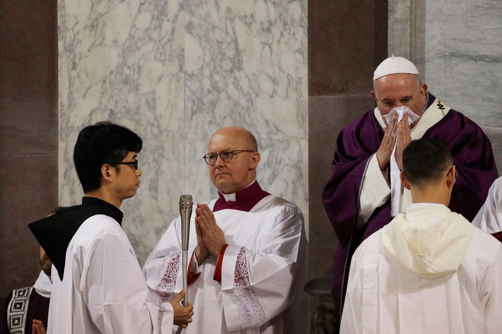 Papa Francisco limpa o nariz durante cerimônia da Quarta-feira de Cinzas, no dia 26, que abriu o período da Quaresma, na Basílica de Santa Sabina, em Roma — Foto: Gregorio Borgia/AP