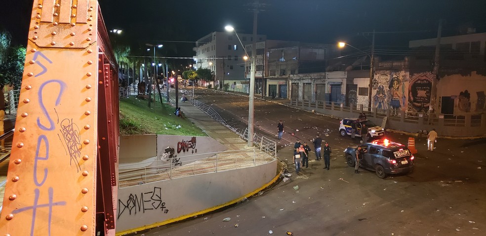 Pol&iacute;cia Militar em cruzamento da Orla Ferrovi&aacute;ria ap&oacute;s dispers&atilde;o de foli&otilde;es &mdash; Foto: Thiago Roas/Arquivo Pessoal