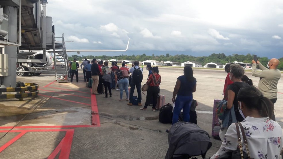 80 cidadãos surinameses embarcaram no Aeroporto Internacional de Belém com destino ao seu país de origem — Foto: PF/Ascom