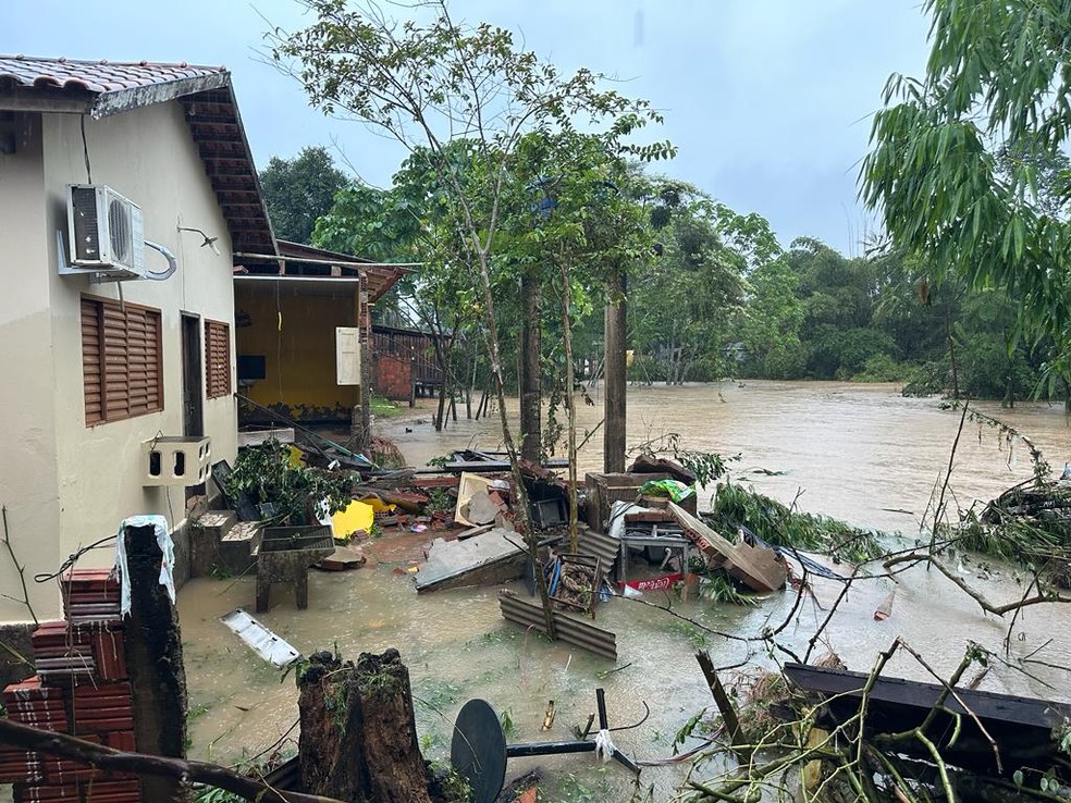 Entulho se acumula em casa na Baixa da Colina — Foto: Cassius Afonso/Rede Amazônica