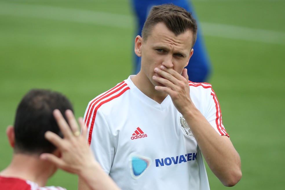 Denis Cheryshev no treinamento da RÃºssia (Foto: REUTERS/Albert Gea)