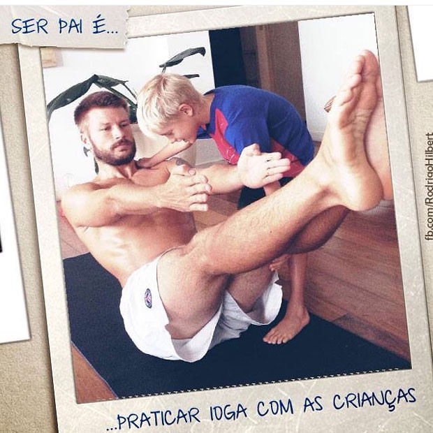 Rodrigo Hilbert praticando ioga: ser pai é isso (Foto: Reprodução/ Instagram)
