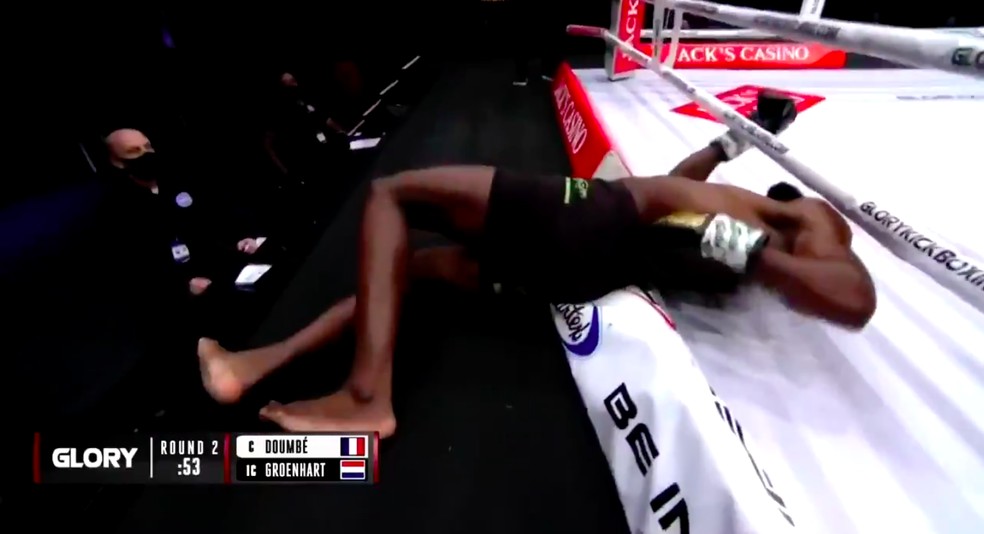 Murthel Groenhart bota a mão nas costas após cair para fora do ringue no Glory Kickboxing 77 — Foto: Reprodução/Twitter