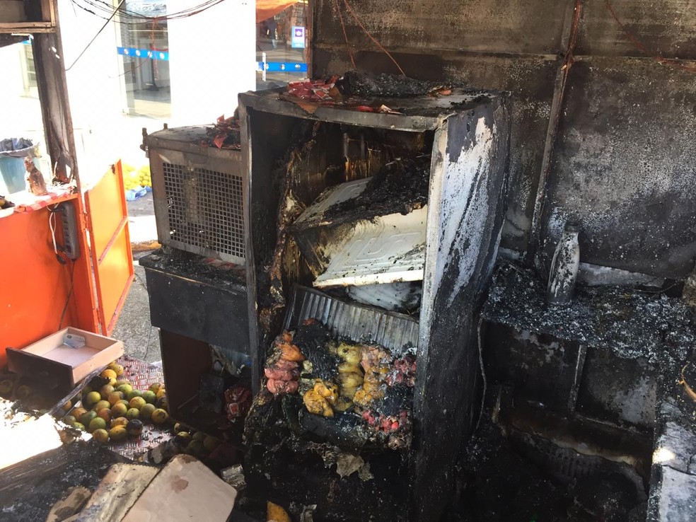 Fogo destruiu trailer na feira livre da Avenida Manoel Goulart — Foto: Murilo Zara/TV Fronteira 