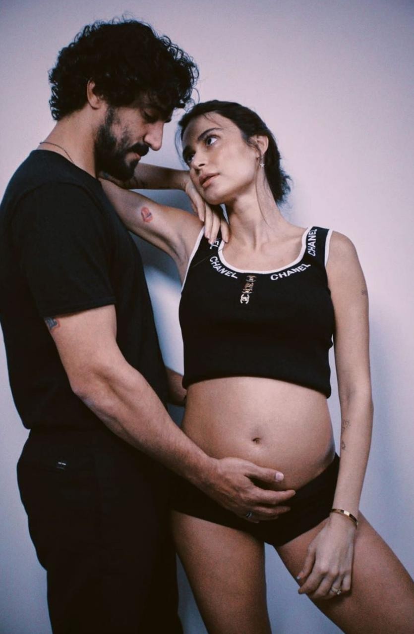 Renato Góes acaricia barriga de gravidez de Thaila Ayala (Foto: Reprodução/Instagram)