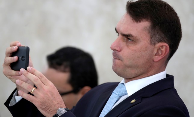 Flávio Bolsonaro no Planalto, em anúncio de medidas contra a pandemia