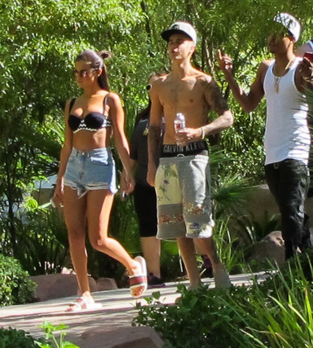Selena Gomez e Justin Bieber com amigos (Foto: AKM-GSI)