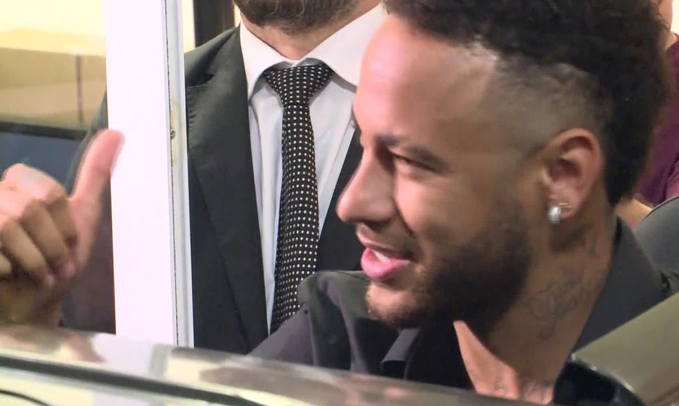 Neymar sorri e faz sinal de positivo após depoimento e agradecer carinho de fãs — Foto: Reprodução/ TV Globo