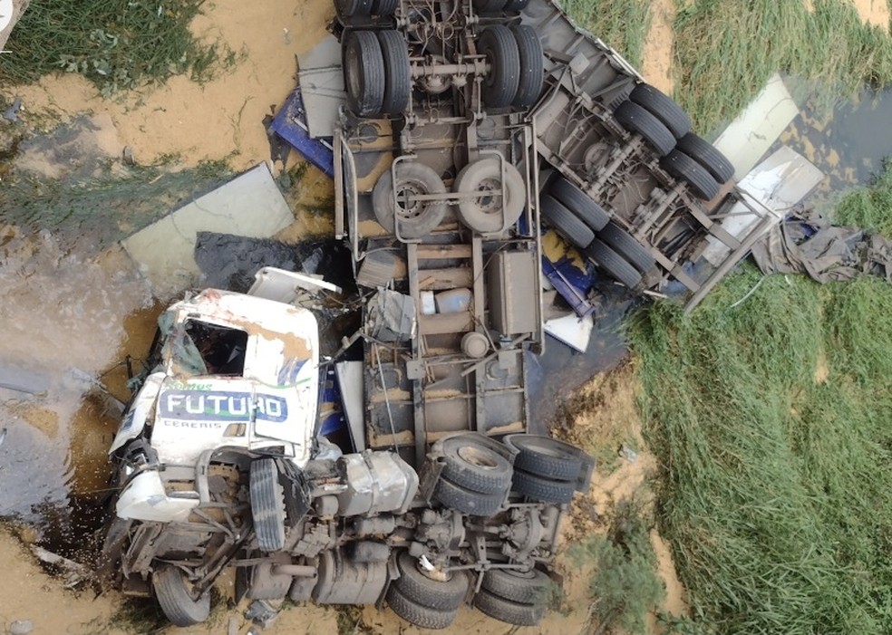 Caminhão caiu de ponte depois de batida, em Sengés — Foto: Arquivo pessoal
