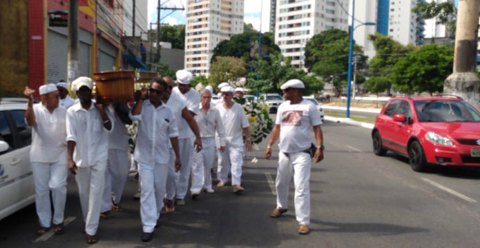 Corpo de Mãe Tatá Oxum Tomilá foi levado para o cemitério Jardim da Saudade, em Salvador — Foto: Jeferson Janer/TV Bahia