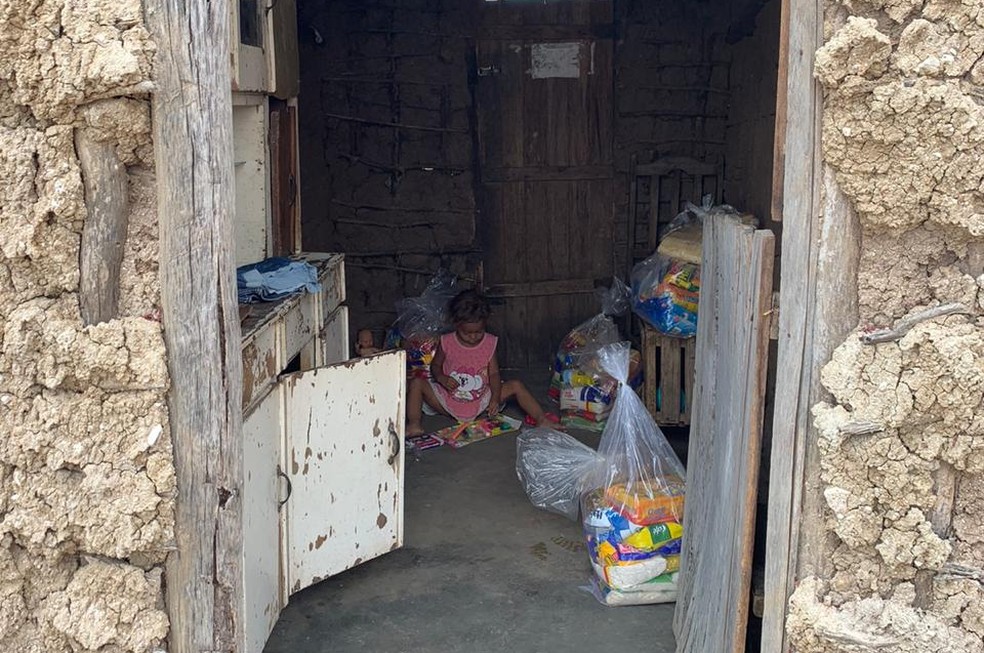 Famílias de São José da Tapera receberam brinquedos e alimentos de voluntários — Foto: Divulgação