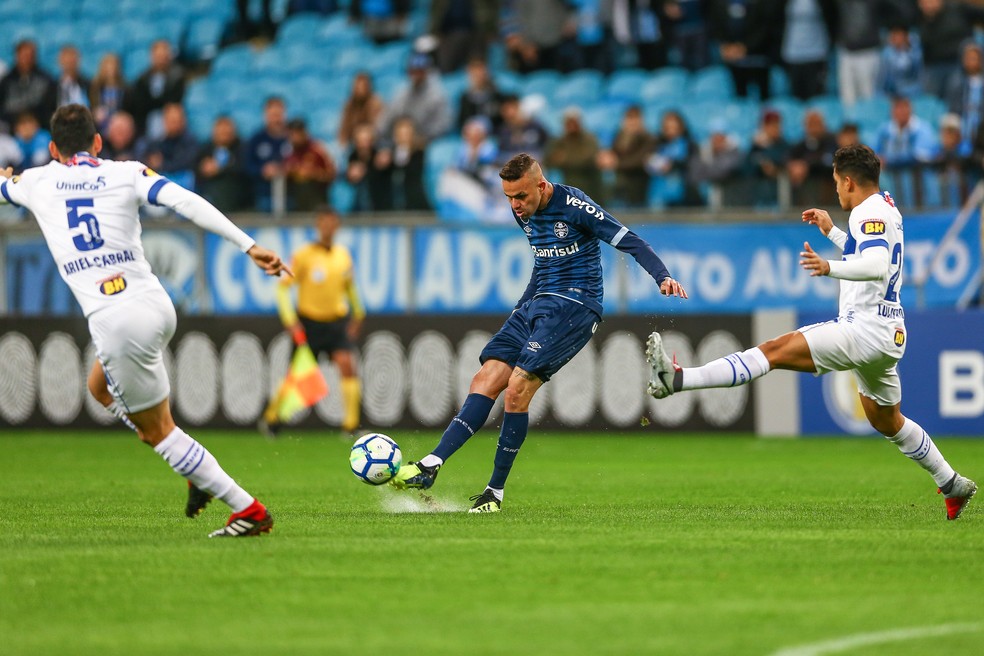 Luan cobrou o pênalti e perdeu (Foto: Lucas Uebel/Grêmio)