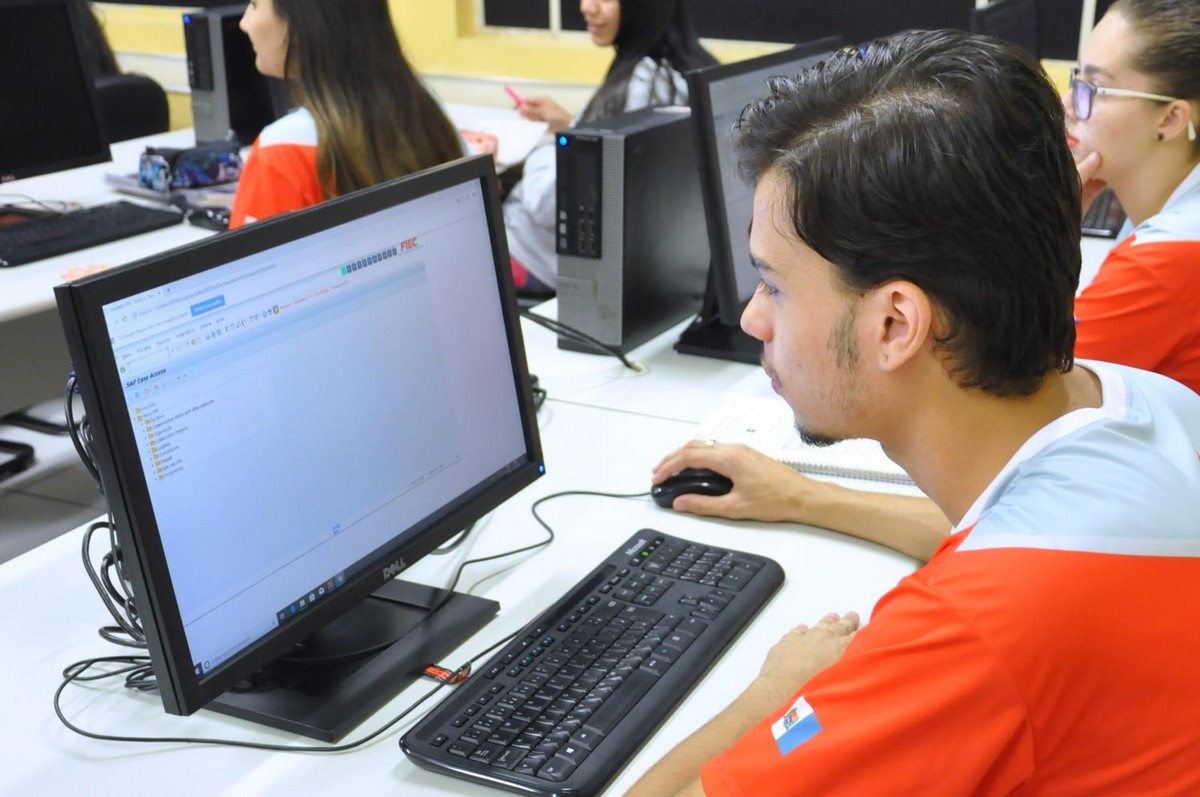 Jovens com forma&ccedil;&atilde;o t&eacute;cnica no ensino m&eacute;dio t&ecirc;m mais chances de emprego  formal e evolu&ccedil;&atilde;o de carreira, diz estudo | Trabalho e Carreira | G1