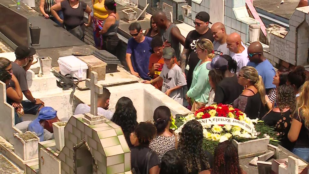 Amigos e familiares em enterro de Anna Carolina, de 8 anos — Foto: Reprodução/TV Globo