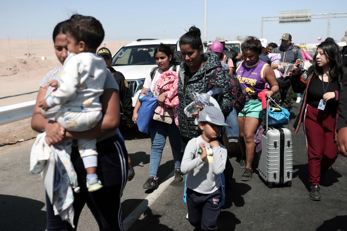 Chile inicia operação de repatriamento de migrantes venezuelanos ...