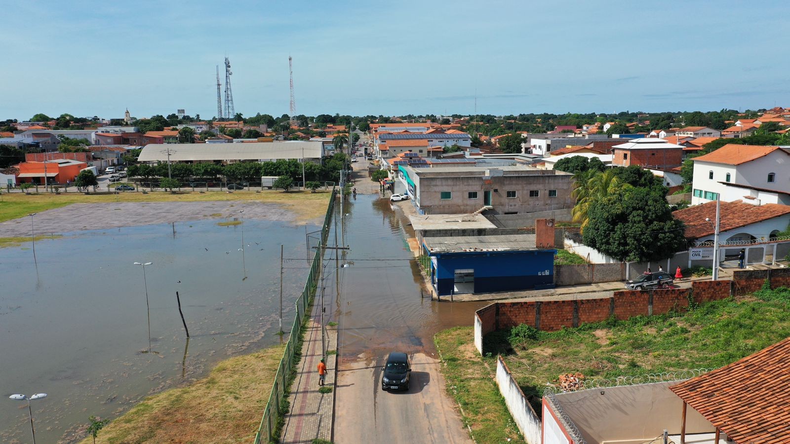 Lagoa transborda e deixa moradores e autoridades de Manga em alerta
