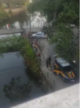 Homem tenta fugir da PRF após abordagem e cai com carro dentro de rio em Angra dos Reis