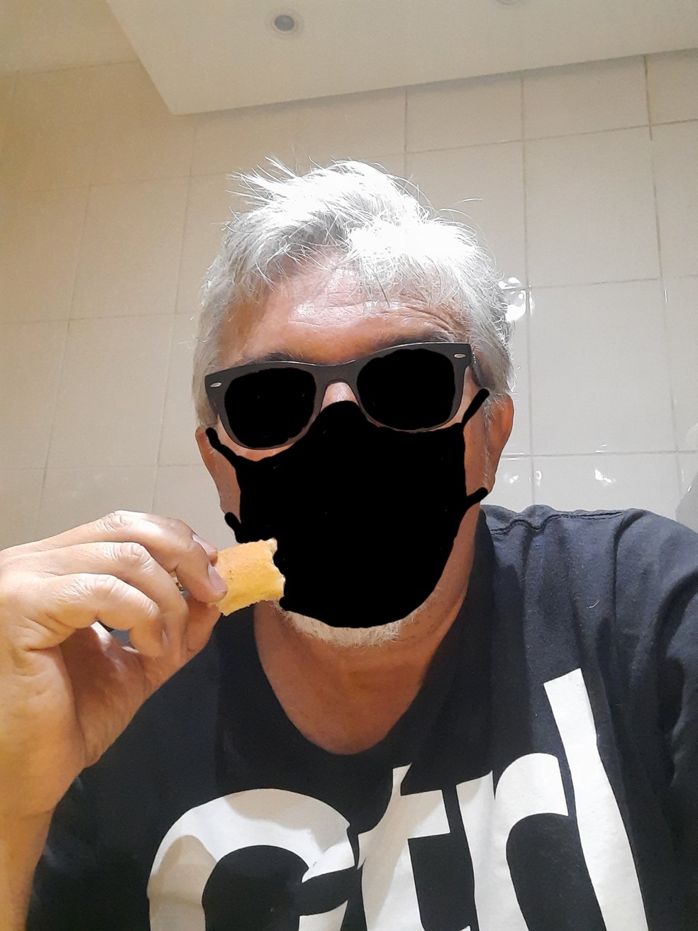 Humorista Falcão faz máscara digital em foto  — Foto: Reprodução/Twitter