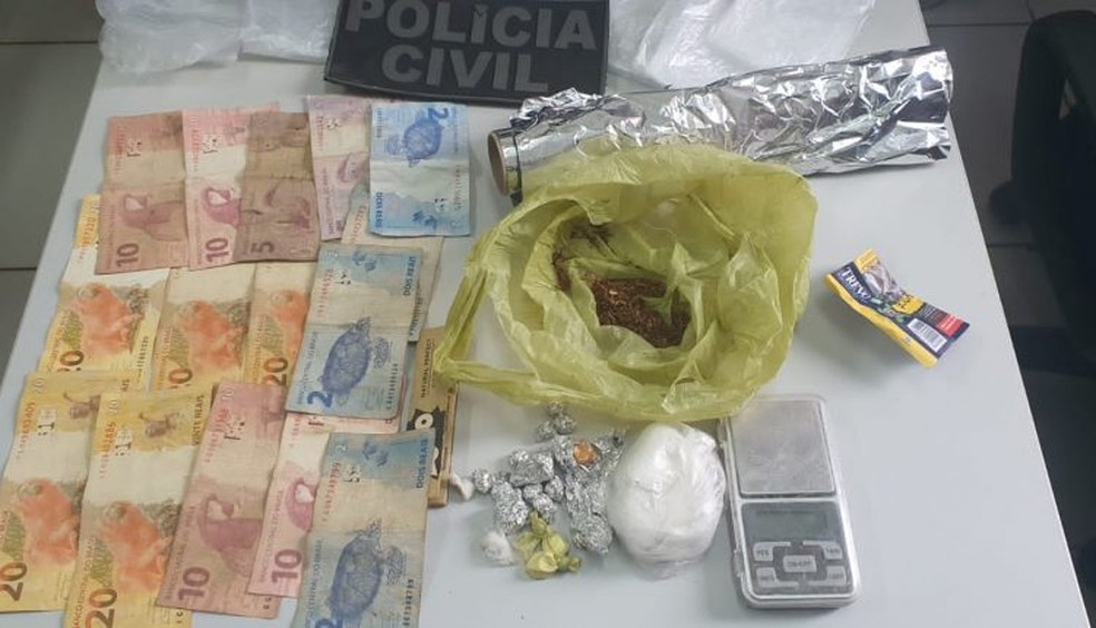 Droga e dinheiro apreendidos na residência da mulher, em Coroatá. — Foto: Divulgação / Polícia Civil do Maranhão