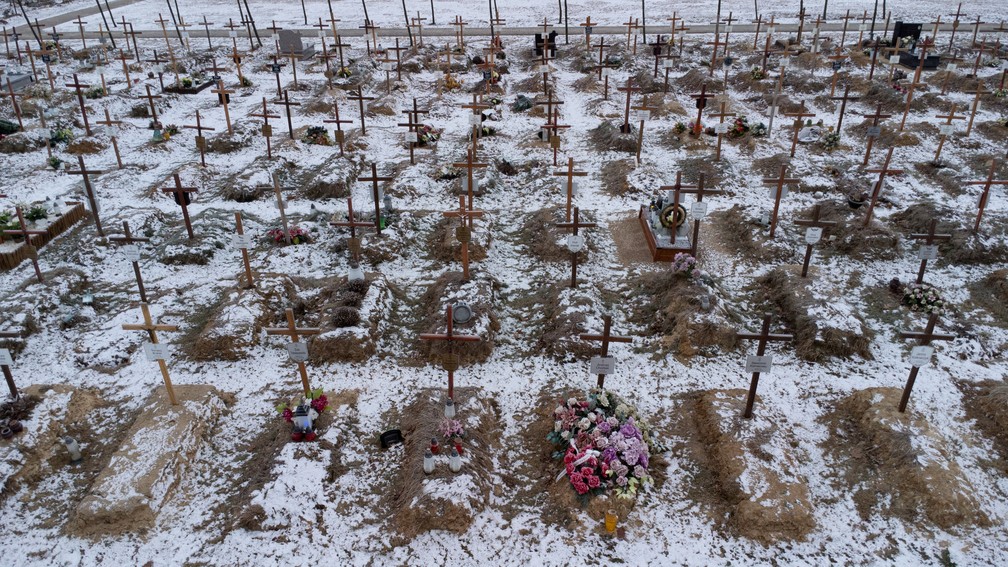 Novas sepulturas abertas em cemitério em Antoninow, na Polônia, em 11 de janeiro de 2022, em meio à pandemia do novo coronavírus (Covid-19) — Foto: Kacper Pempel/Reuters