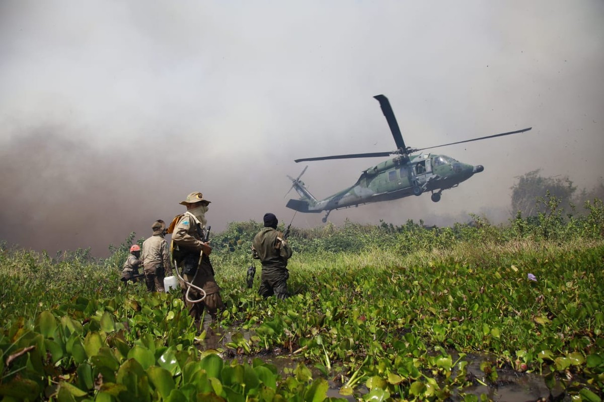 Militares ficam encurralados pelas chamas durante incêndio no Pantanal de MT e são resgatados por avião